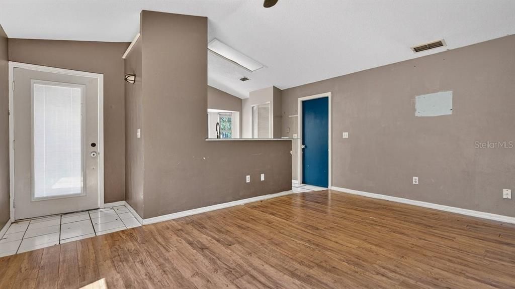 На продажу: $219,900 (3 спален, 2 ванн, 1081 Квадратных фут)