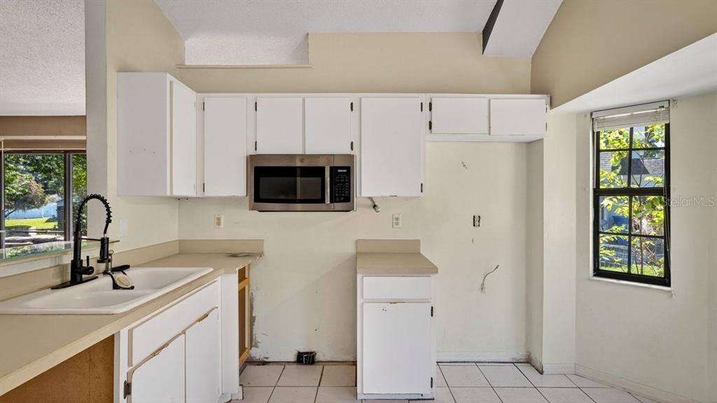 На продажу: $219,900 (3 спален, 2 ванн, 1081 Квадратных фут)