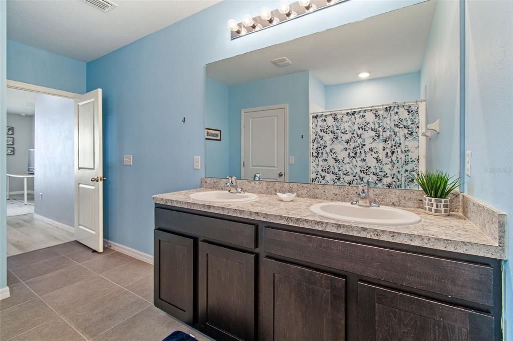 For Sale: $329,900 (3 beds, 2 baths, 1693 Square Feet)