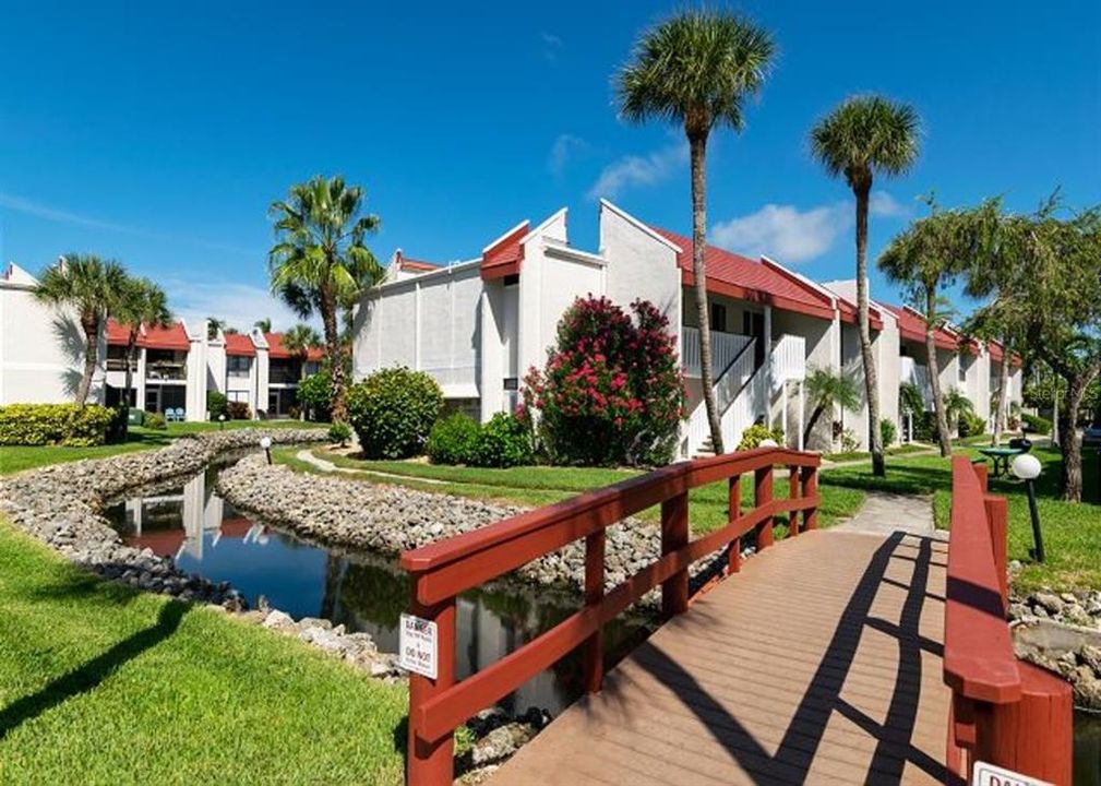 For Sale: $689,900 (2 beds, 2 baths, 1080 Square Feet)