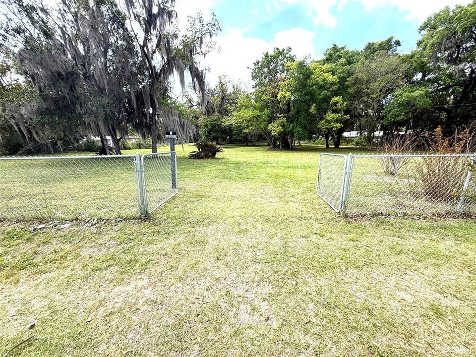 合同活跃: $98,000 (1.37 acres)