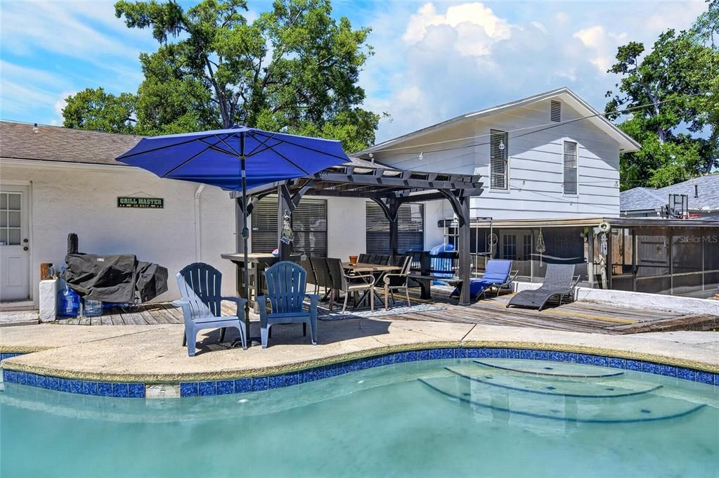 Activo con contrato: $449,000 (4 camas, 2 baños, 1793 Pies cuadrados)