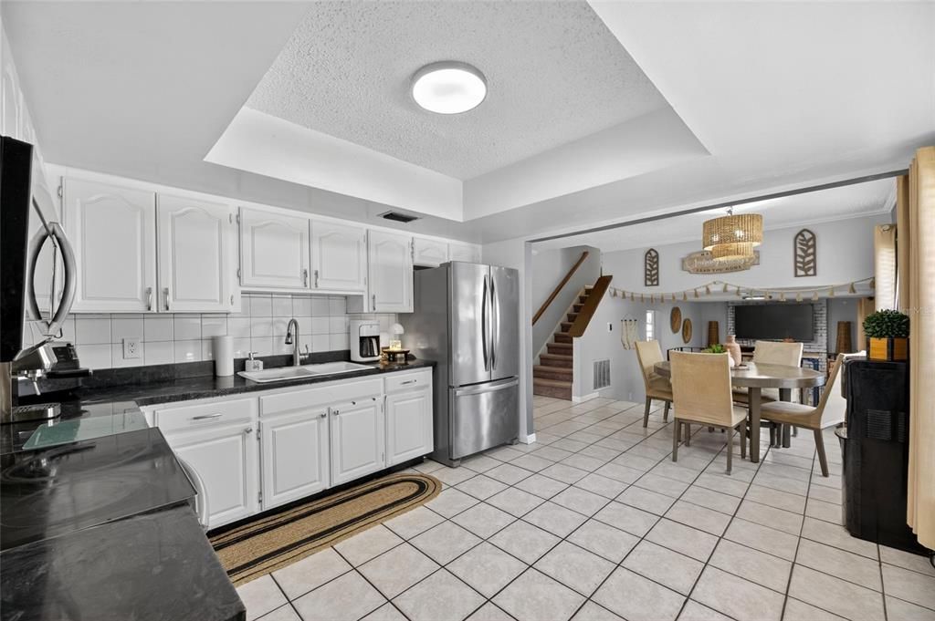 Activo con contrato: $449,000 (4 camas, 2 baños, 1793 Pies cuadrados)