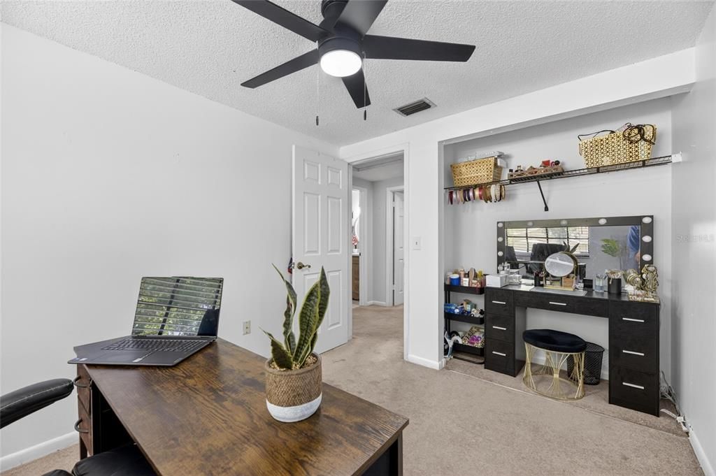 Activo con contrato: $449,000 (4 camas, 2 baños, 1793 Pies cuadrados)