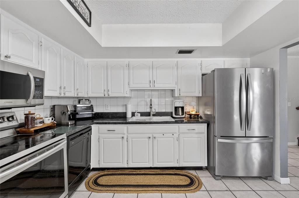 Activo con contrato: $449,000 (4 camas, 2 baños, 1793 Pies cuadrados)