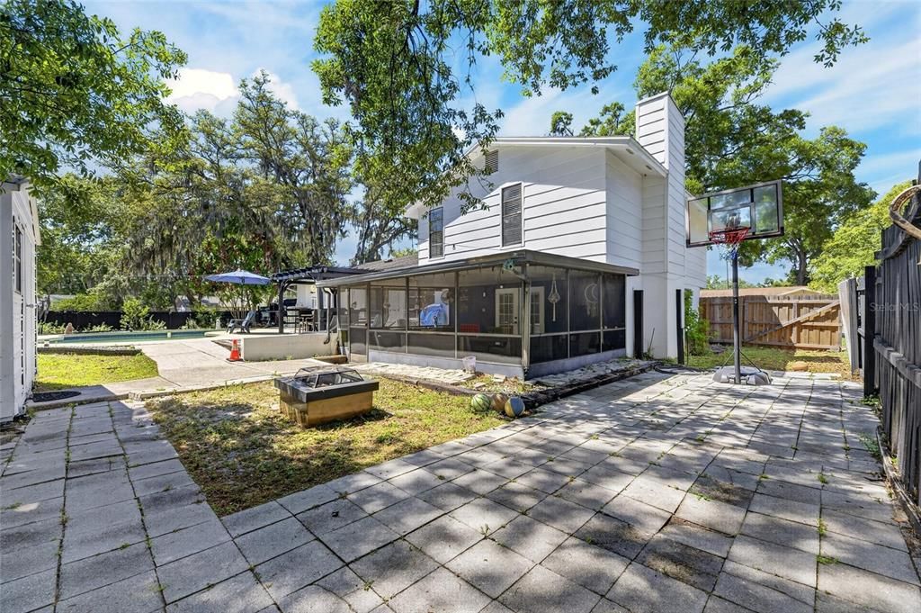Activo con contrato: $449,000 (4 camas, 2 baños, 1793 Pies cuadrados)