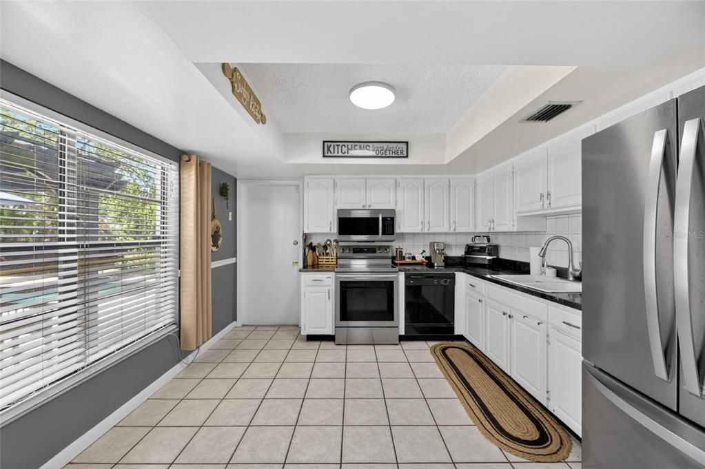 Activo con contrato: $449,000 (4 camas, 2 baños, 1793 Pies cuadrados)