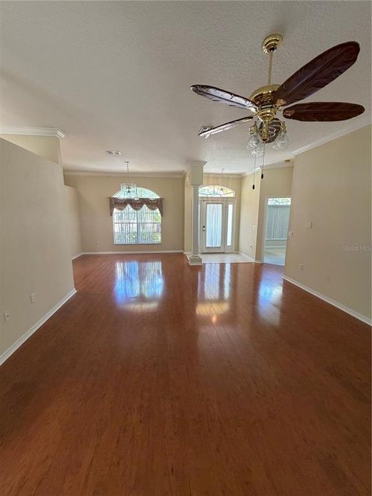 Activo con contrato: $337,900 (4 camas, 2 baños, 1901 Pies cuadrados)