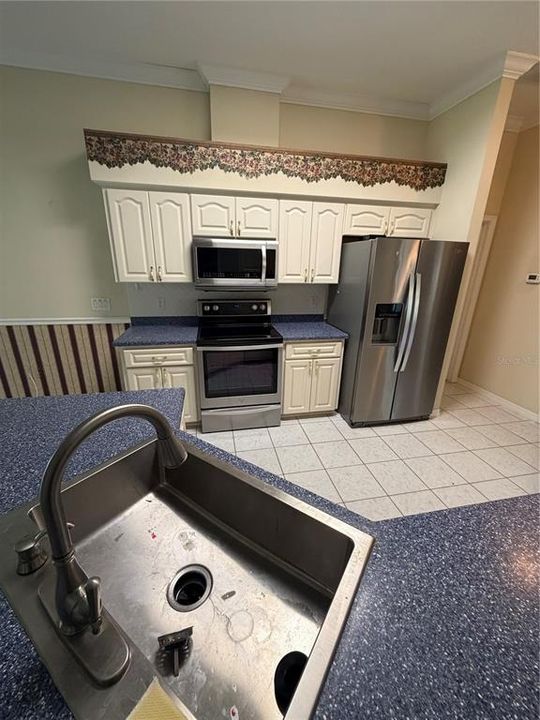 Activo con contrato: $337,900 (4 camas, 2 baños, 1901 Pies cuadrados)