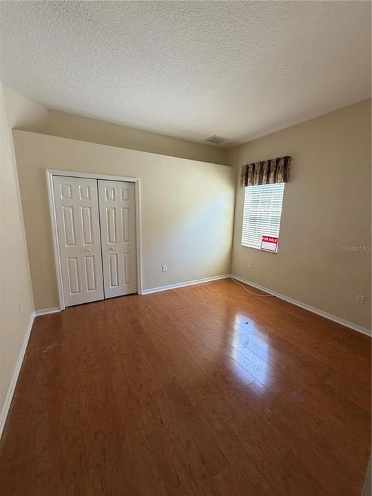 Activo con contrato: $337,900 (4 camas, 2 baños, 1901 Pies cuadrados)