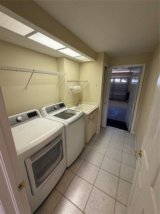 Activo con contrato: $337,900 (4 camas, 2 baños, 1901 Pies cuadrados)