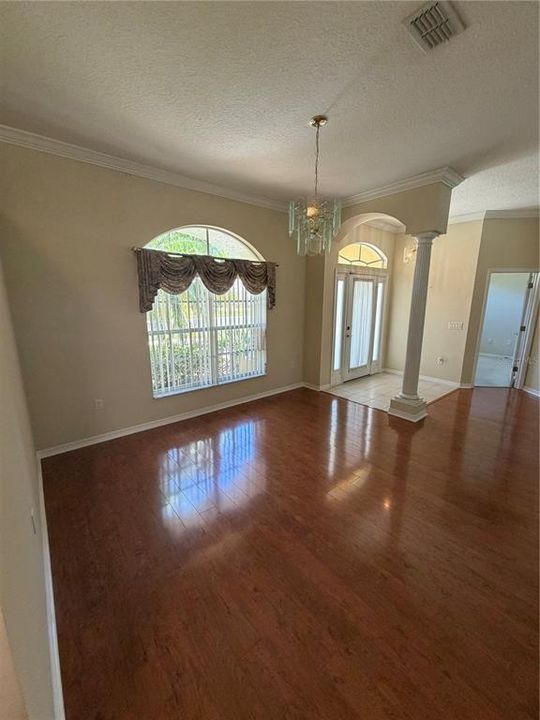 Activo con contrato: $337,900 (4 camas, 2 baños, 1901 Pies cuadrados)