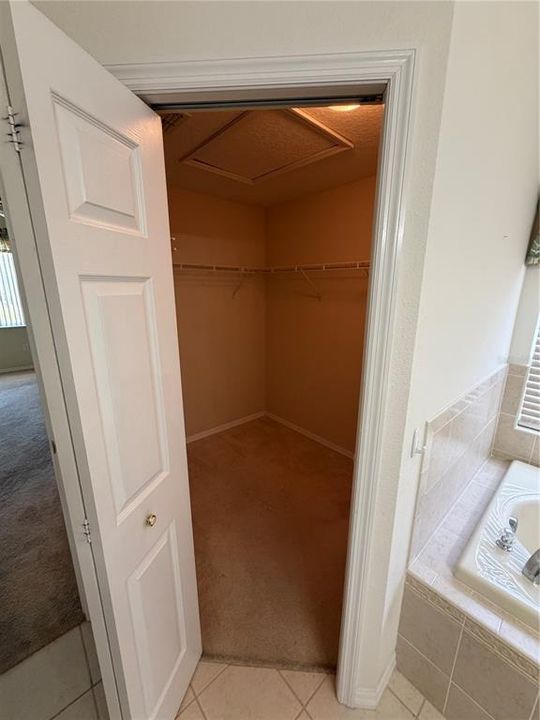 Activo con contrato: $337,900 (4 camas, 2 baños, 1901 Pies cuadrados)