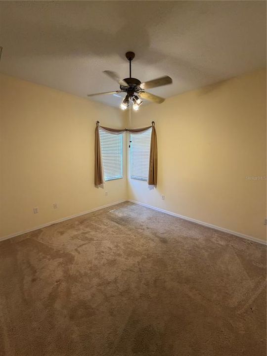 Activo con contrato: $337,900 (4 camas, 2 baños, 1901 Pies cuadrados)