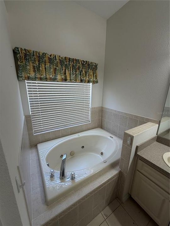 Activo con contrato: $337,900 (4 camas, 2 baños, 1901 Pies cuadrados)