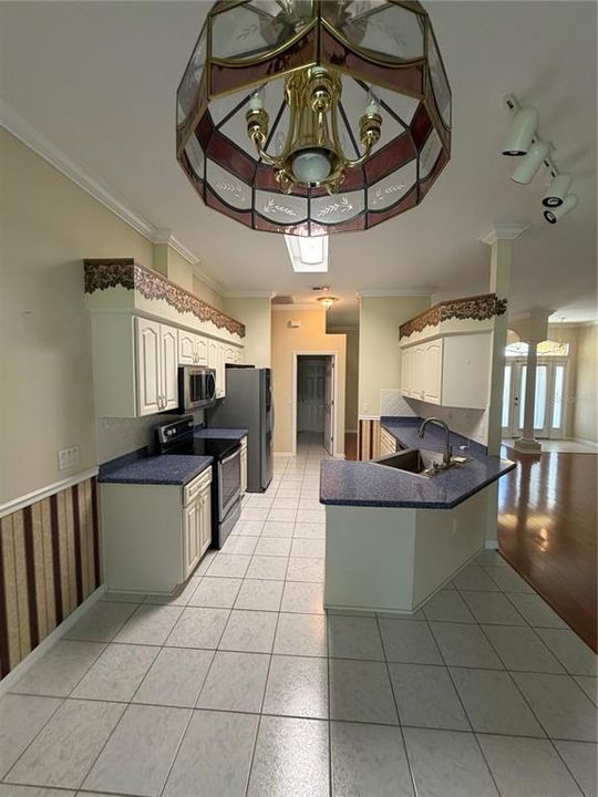 Activo con contrato: $337,900 (4 camas, 2 baños, 1901 Pies cuadrados)