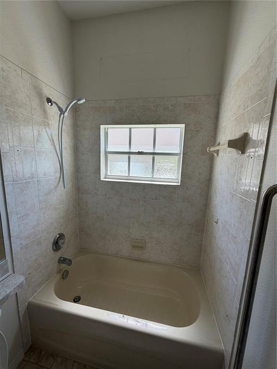Activo con contrato: $337,900 (4 camas, 2 baños, 1901 Pies cuadrados)
