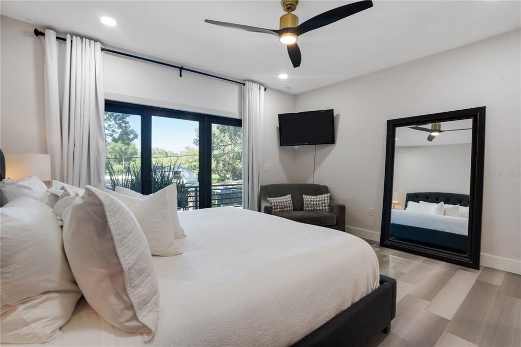 En Venta: $895,000 (4 camas, 2 baños, 2518 Pies cuadrados)