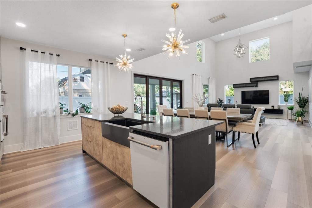 En Venta: $895,000 (4 camas, 2 baños, 2518 Pies cuadrados)