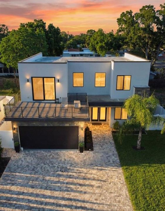 En Venta: $895,000 (4 camas, 2 baños, 2518 Pies cuadrados)