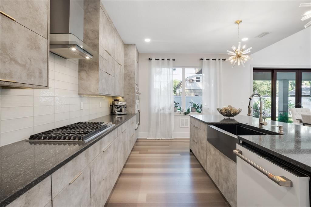 En Venta: $895,000 (4 camas, 2 baños, 2518 Pies cuadrados)