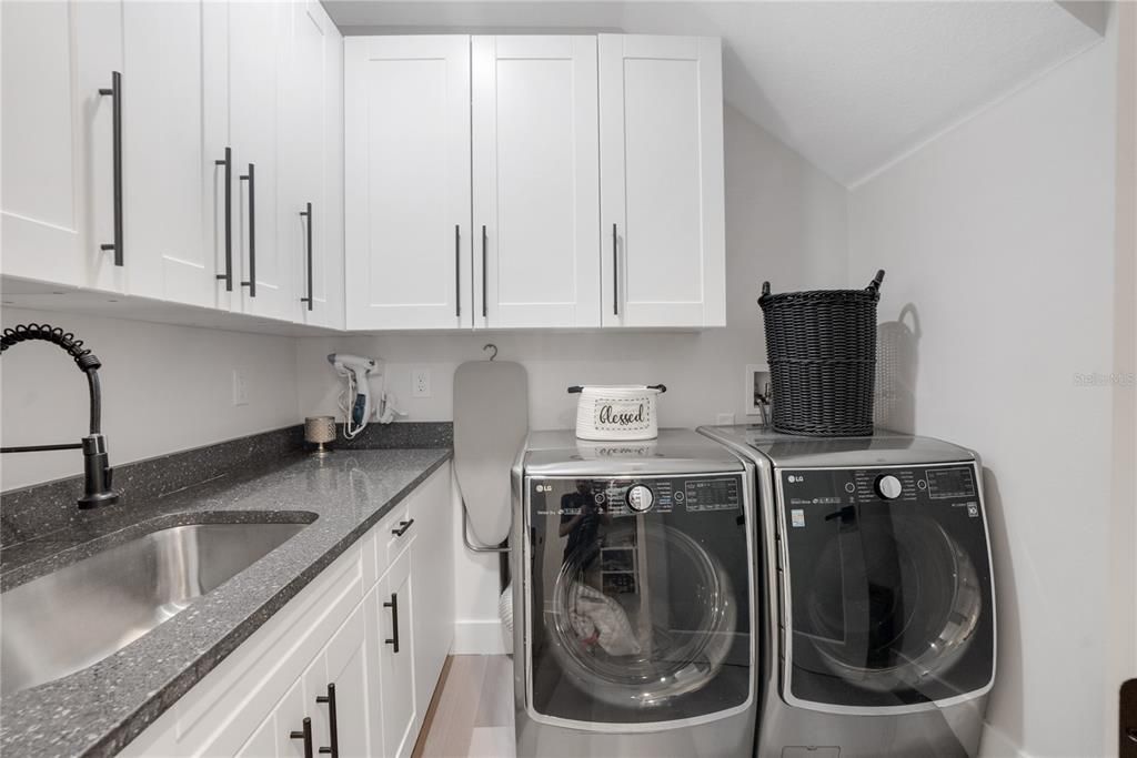 En Venta: $895,000 (4 camas, 2 baños, 2518 Pies cuadrados)