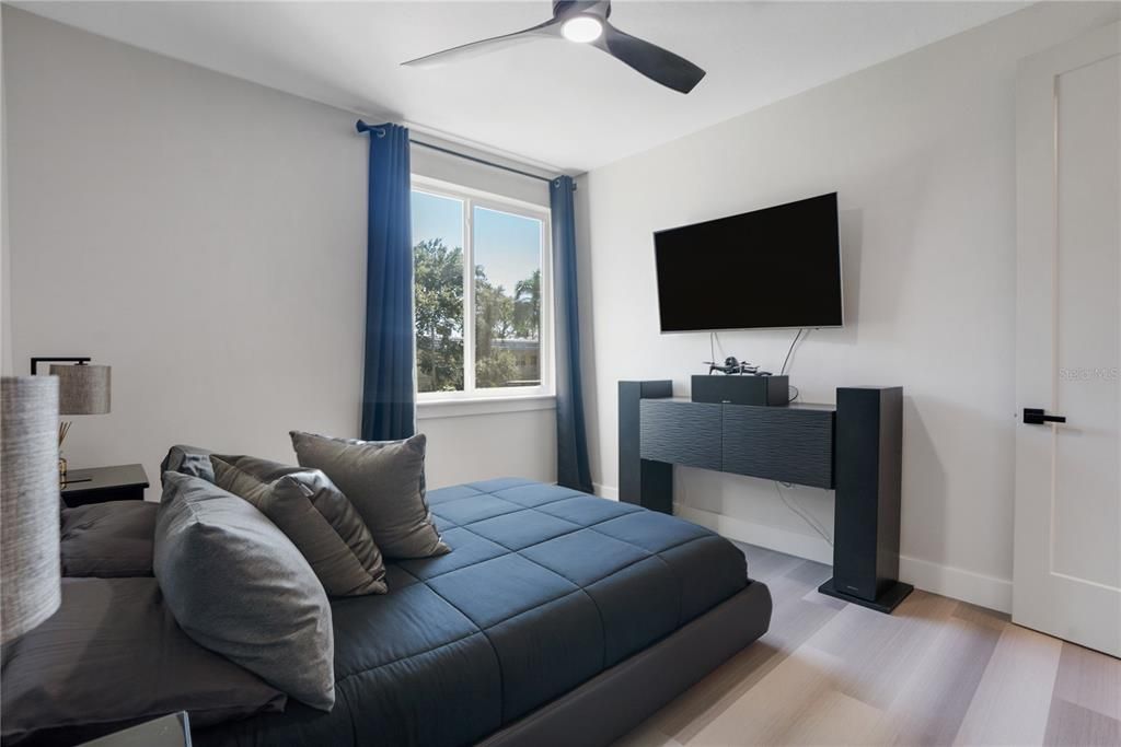 En Venta: $895,000 (4 camas, 2 baños, 2518 Pies cuadrados)