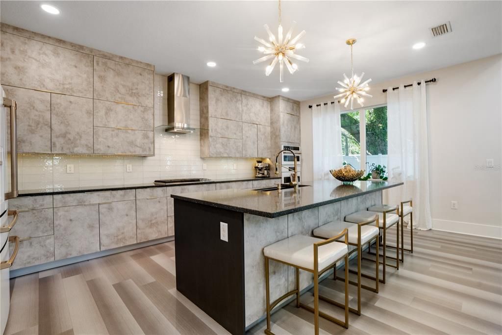 En Venta: $895,000 (4 camas, 2 baños, 2518 Pies cuadrados)
