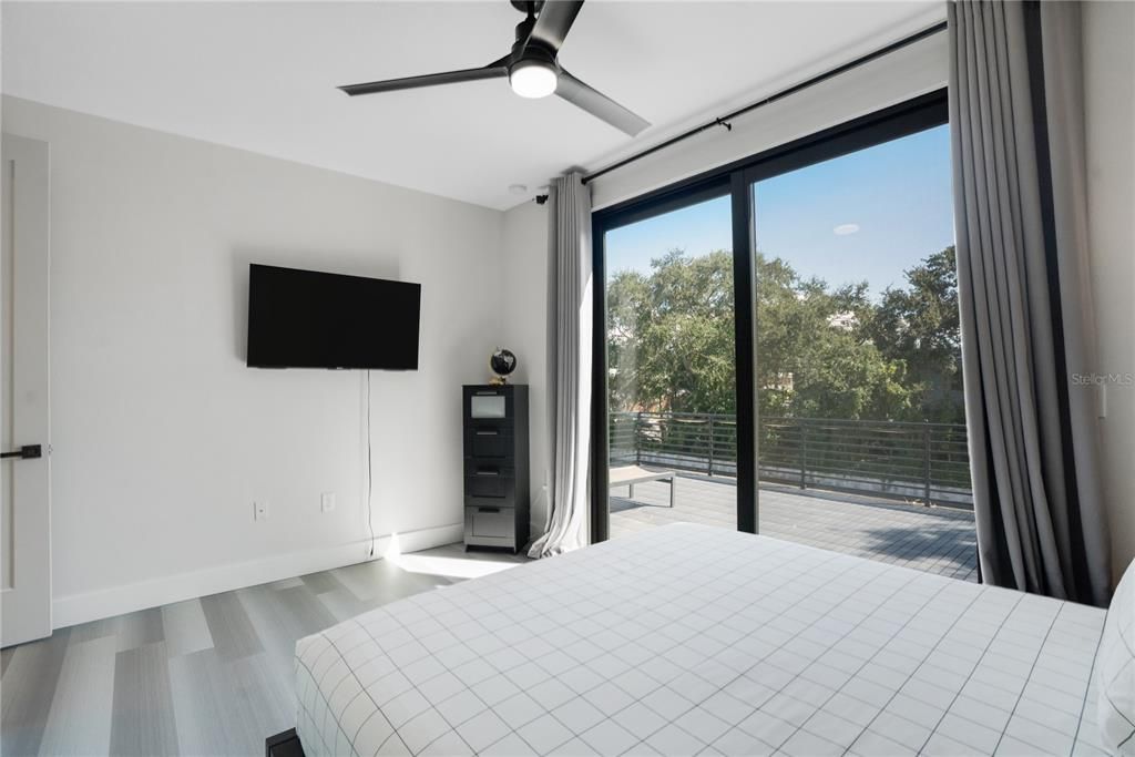 En Venta: $895,000 (4 camas, 2 baños, 2518 Pies cuadrados)