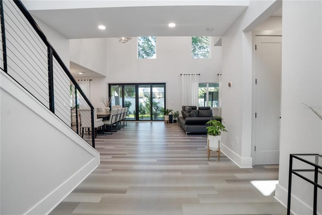 En Venta: $895,000 (4 camas, 2 baños, 2518 Pies cuadrados)
