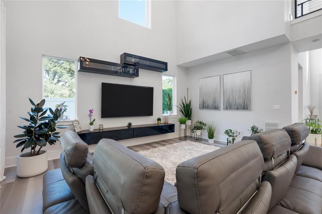 En Venta: $895,000 (4 camas, 2 baños, 2518 Pies cuadrados)