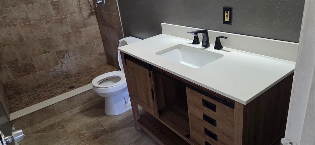Activo con contrato: $180,000 (4 camas, 2 baños, 2160 Pies cuadrados)