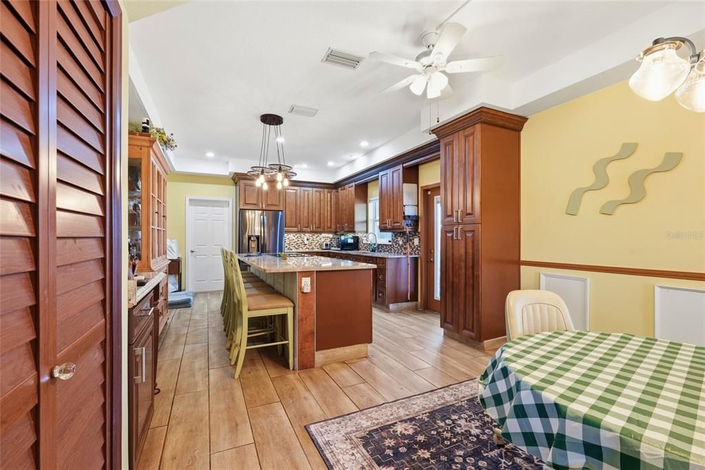 En Venta: $999,500 (3 camas, 3 baños, 2644 Pies cuadrados)