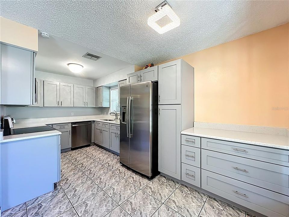 Active With Contract: $289,000 (3 beds, 1 baths, 1084 Square Feet)