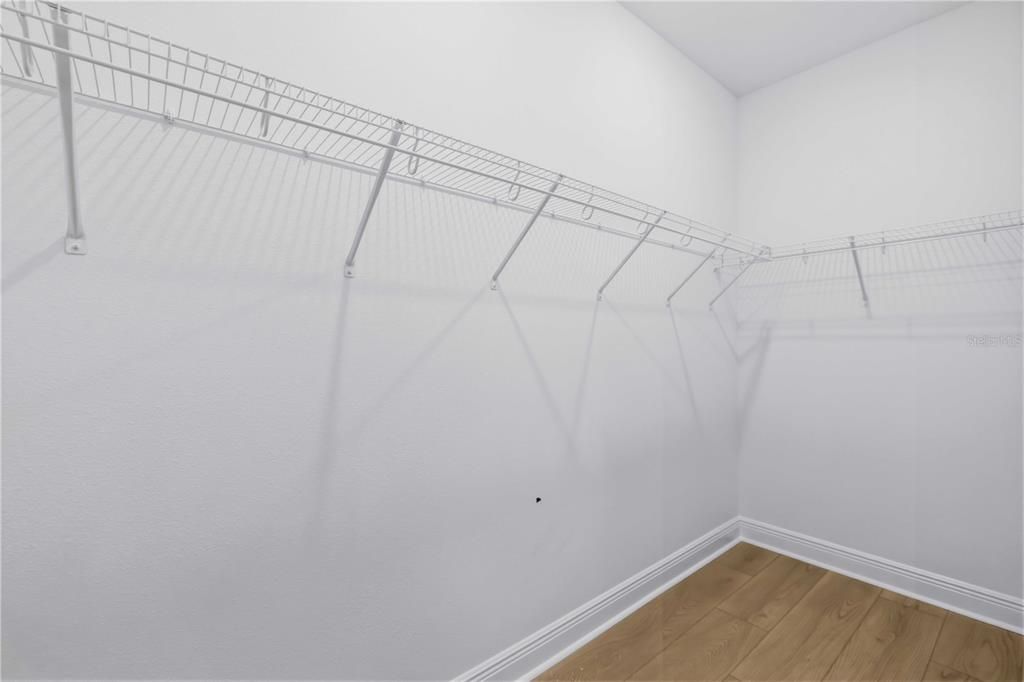 Activo con contrato: $777,999 (5 camas, 4 baños, 3800 Pies cuadrados)