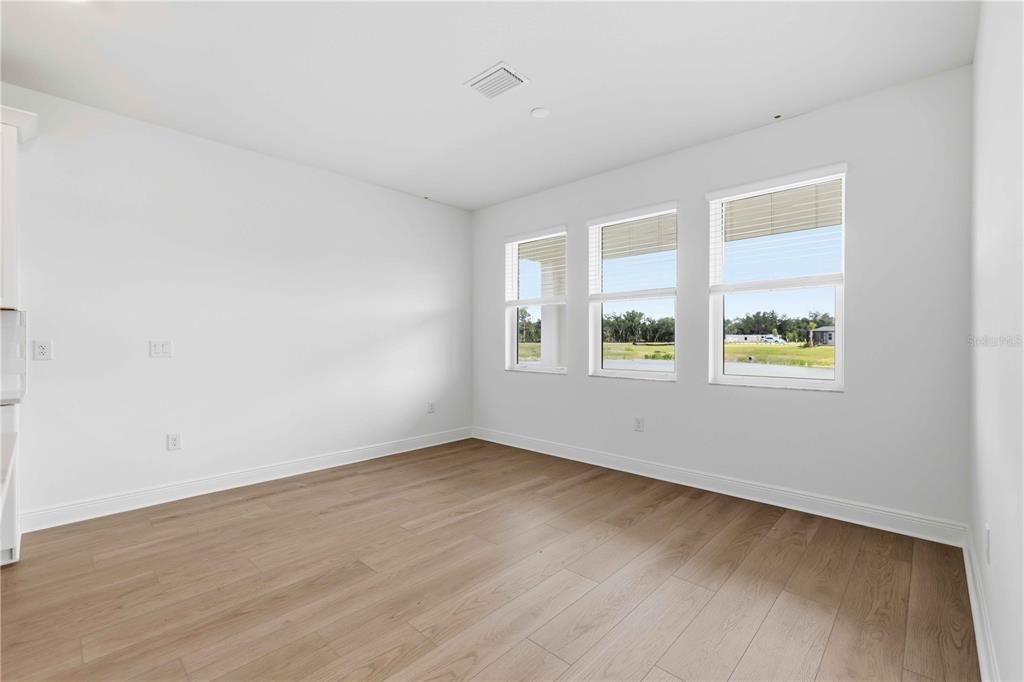 Activo con contrato: $777,999 (5 camas, 4 baños, 3800 Pies cuadrados)