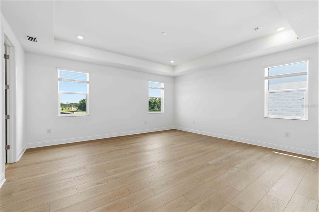 Activo con contrato: $777,999 (5 camas, 4 baños, 3800 Pies cuadrados)