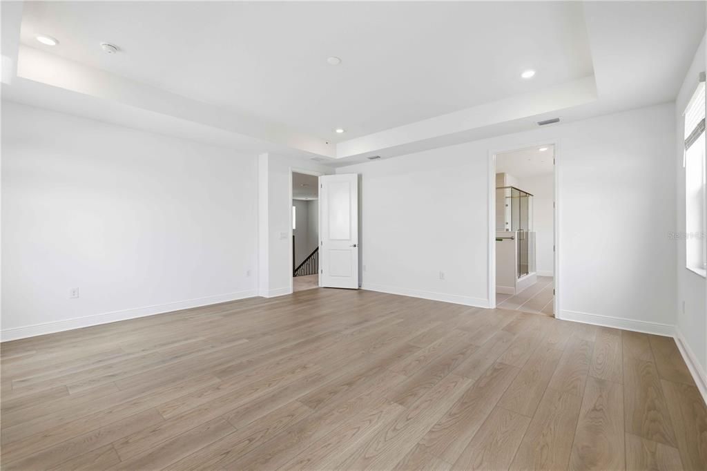 Activo con contrato: $777,999 (5 camas, 4 baños, 3800 Pies cuadrados)