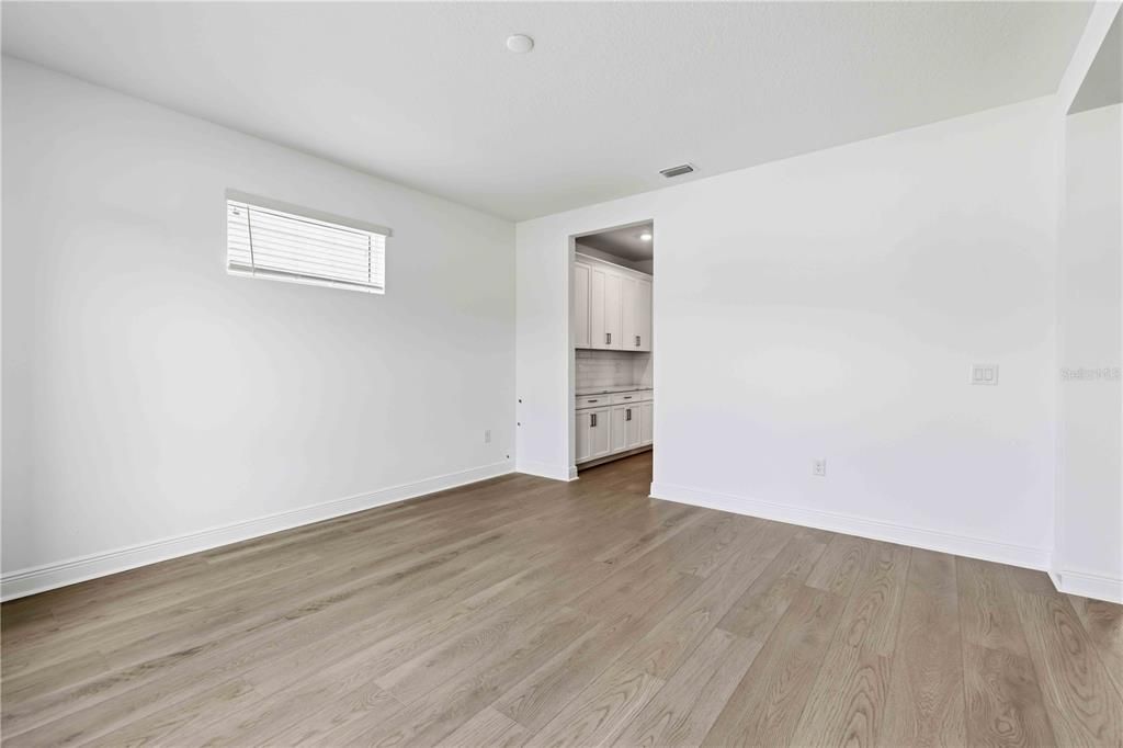 Activo con contrato: $777,999 (5 camas, 4 baños, 3800 Pies cuadrados)