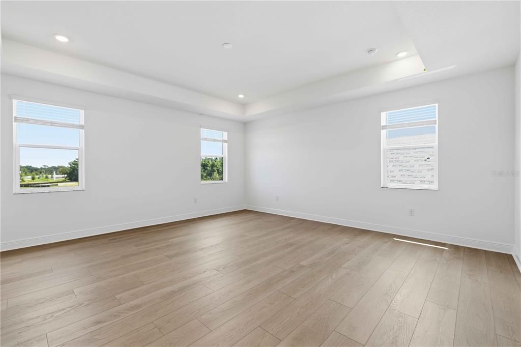 Activo con contrato: $777,999 (5 camas, 4 baños, 3800 Pies cuadrados)