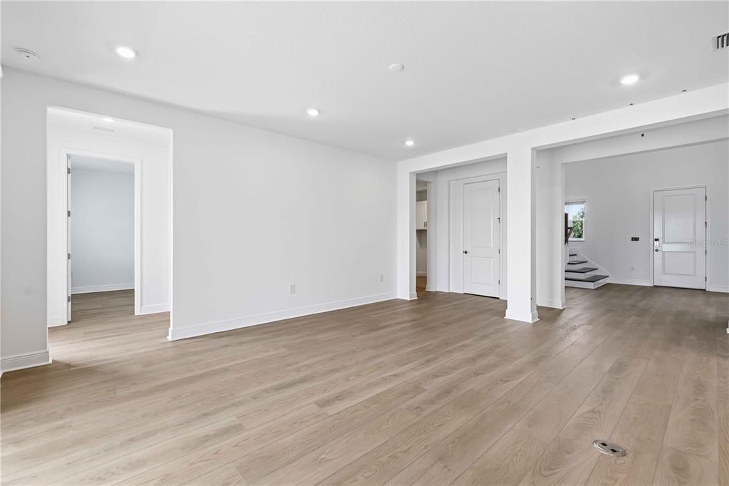 Activo con contrato: $777,999 (5 camas, 4 baños, 3800 Pies cuadrados)