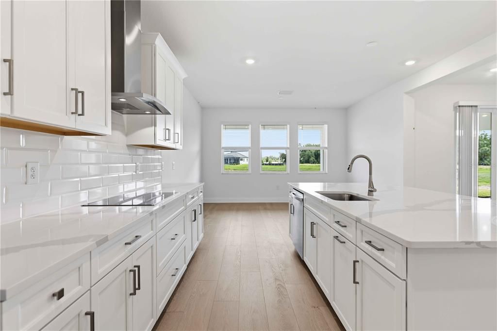 Activo con contrato: $777,999 (5 camas, 4 baños, 3800 Pies cuadrados)