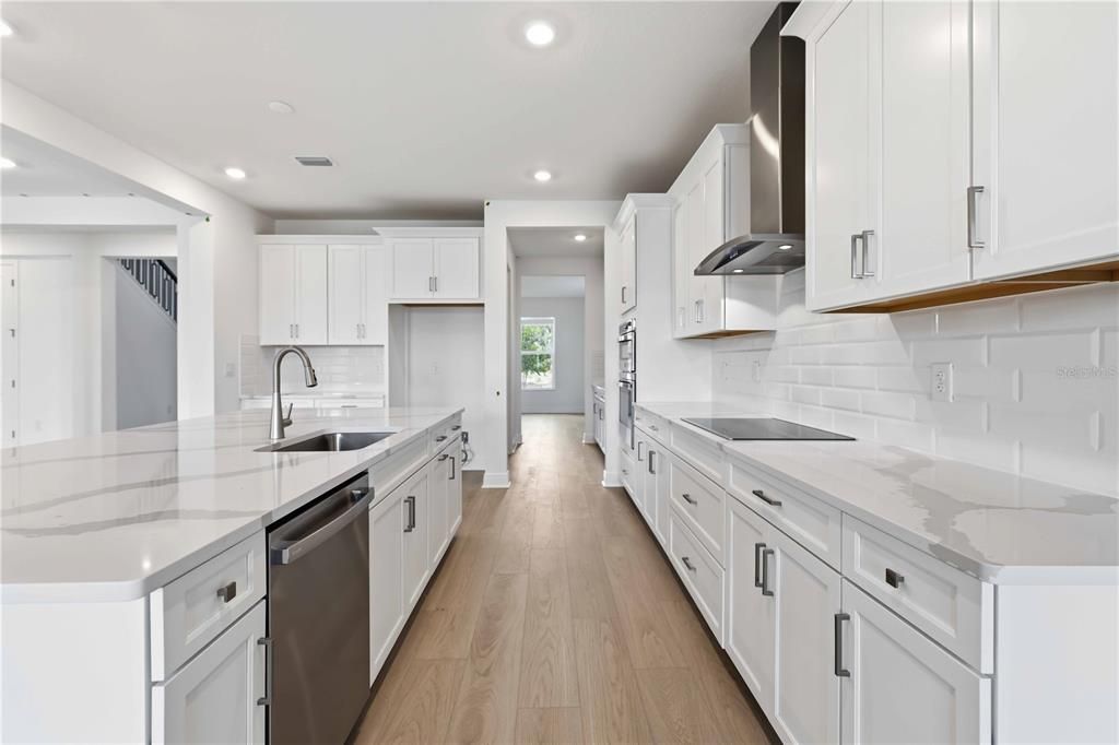 Activo con contrato: $777,999 (5 camas, 4 baños, 3800 Pies cuadrados)