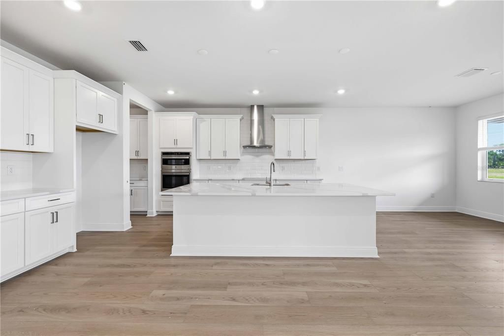Activo con contrato: $777,999 (5 camas, 4 baños, 3800 Pies cuadrados)