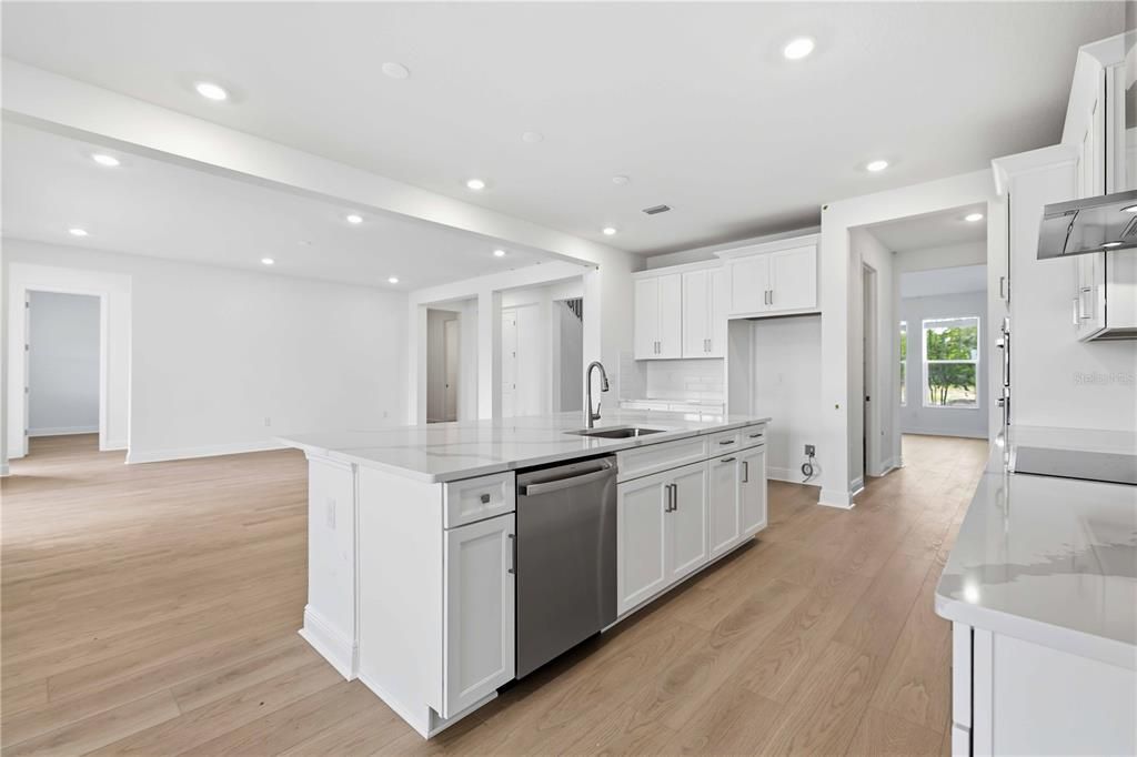 Activo con contrato: $777,999 (5 camas, 4 baños, 3800 Pies cuadrados)