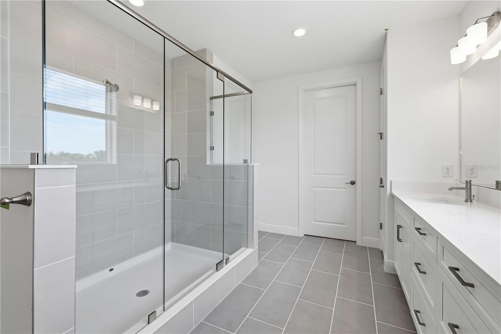 Activo con contrato: $777,999 (5 camas, 4 baños, 3800 Pies cuadrados)