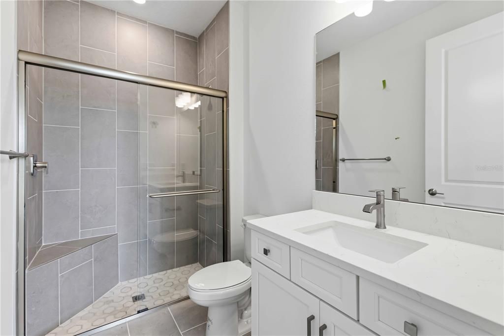 Activo con contrato: $777,999 (5 camas, 4 baños, 3800 Pies cuadrados)