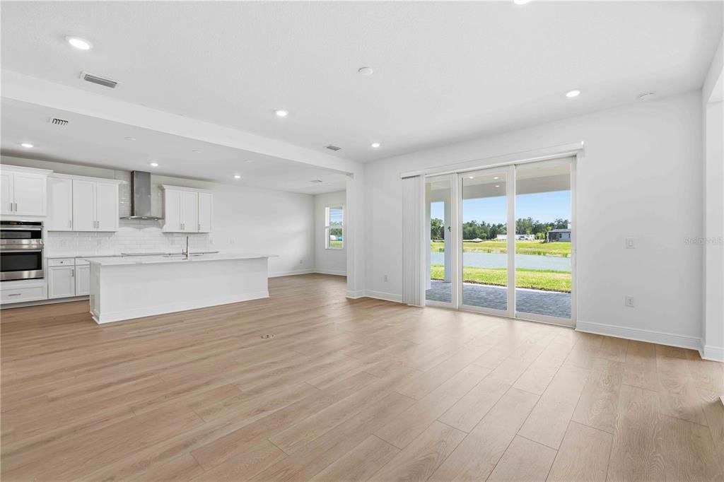 Activo con contrato: $777,999 (5 camas, 4 baños, 3800 Pies cuadrados)