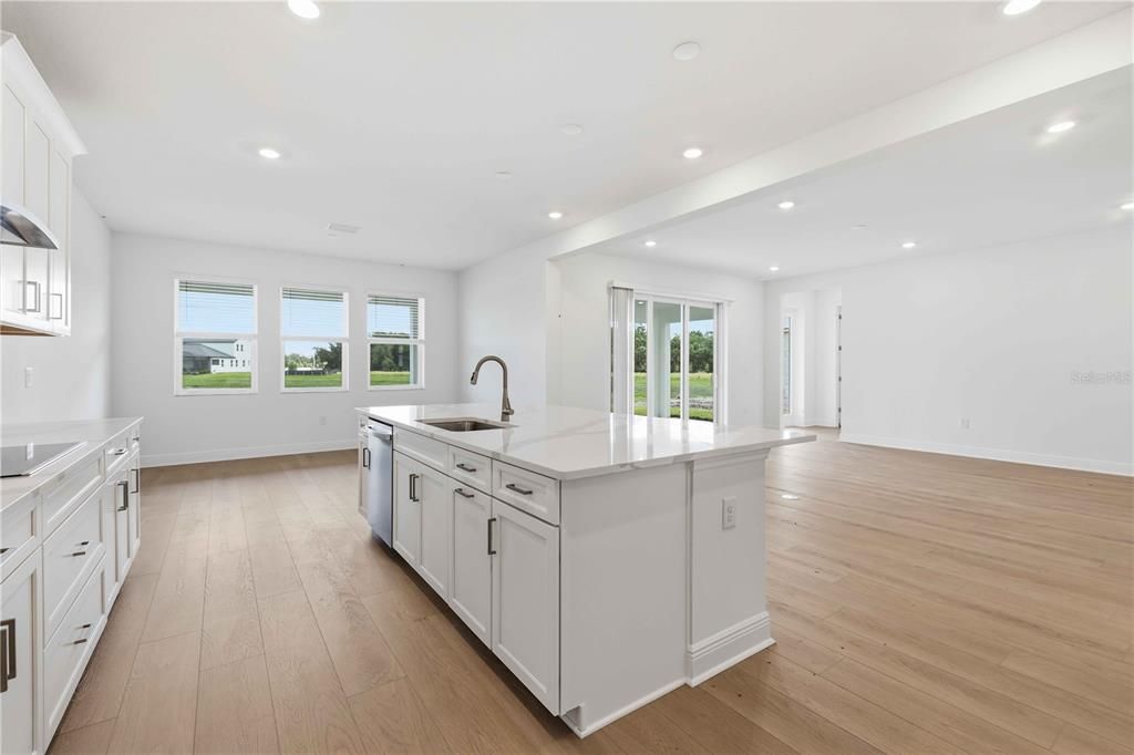 Activo con contrato: $777,999 (5 camas, 4 baños, 3800 Pies cuadrados)