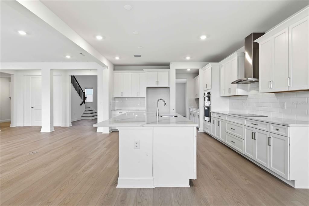 Activo con contrato: $777,999 (5 camas, 4 baños, 3800 Pies cuadrados)
